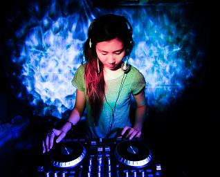 ultima-music-dj-debbie